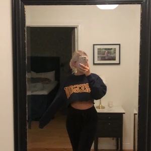 Tjocktröja - Avklippt marinblå tjocktröja, med gul/oranget tryck💗