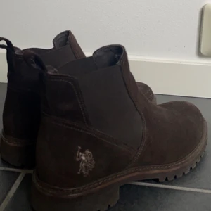 Ralp Lauren boots - Ralp Lauren boots i st 38, är i nytt skick och passar utmärkt för höst, vinter och vår. Är i materialet brunt sammet och väldigt sköna. Frakten blir gratis om man köper dem över 500kr, då pris eventuellt kan diskuteras (: 