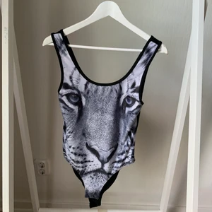 Cool body/baddräkt från Bikbok strl M - Svart body/baddräkt med tryck framtill från BikBok storlek M. Inget att anmärka på. 50 kr + frakt 66kr 