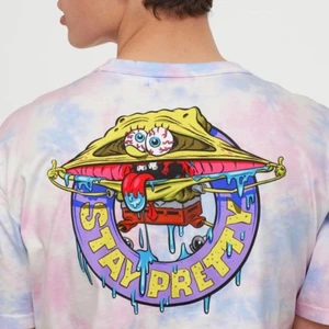 Tshirt  - T-shirt från hm herr med tryck på rygg, knappt använd men säljer för jag råka tvätta den tillsammans med min mocka jacka och fick några fläckar