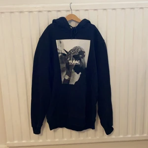 Tupac hoodie i strl M - I bra skick och säljer för att jag inte använder den längre. Den är i strl M men jag som har S kan använda den💕