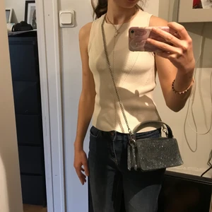 Zara väska - Jätte fin svart Zara väska😚. Passar med allt och är perfekt till fester🥳🥳 eftersom den är glittrig. 