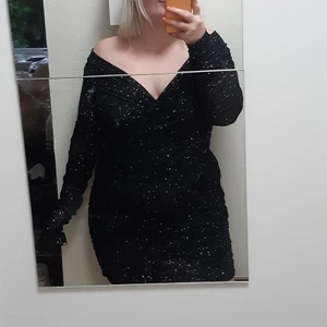 Super fin glitter klänning från shein - Säljer denna superfina glitter klänning i stl XL från shein (passar en M-L). Aldrig använd.  Spårbar frakt 66 kr. 