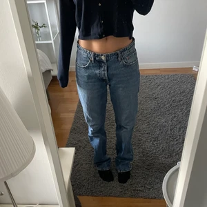 Zara mid Rise jeans - Hej, jag säljer mina populära mod Rise jeans från zara. Dom är i storlek 40 men sitter snyggt på mig som vanligtvis är en 36a. Dom hänger liksom på höfterna men om du vill ha fler bilder så kan jag skicka. Dom är i väldigt bra skick och kan fraktas!💕