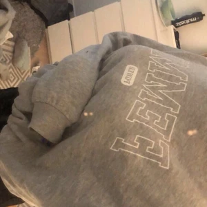 Grå hoodie från ginatricot strl S - Jätte mysig grå hoodie från ginatricot, men kommer ej till användning. Använt 1 gång, och är i Strl S. Den är i mycket bra skick🥰