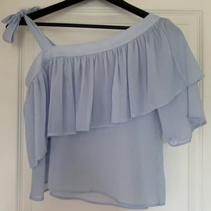 Blus - Såå fin blus från Monki i storlek XS som tyvärr inte riktigt är min stil. Köptes för flera år sedan och har använts ett fåtal gånger, så skicket är som nytt! Hör av dig vid frågor 💫