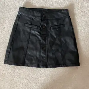 En svart skinn kjol. Använd 2-3 gånger men ser ut som ny🖤 Fint skick och tvättad innan.
