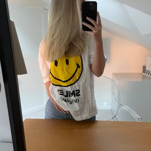 Smiley t shirt - T shirt med smileytryck från Zara, slutsåld 