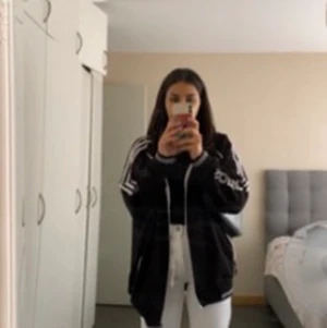 adidas jacka - Säljer en adidas jacka som e lite obersized. Ifall ni vill ha fler bilder är det bara att skriva. Jag tror inte man kan köpa den i affärer.