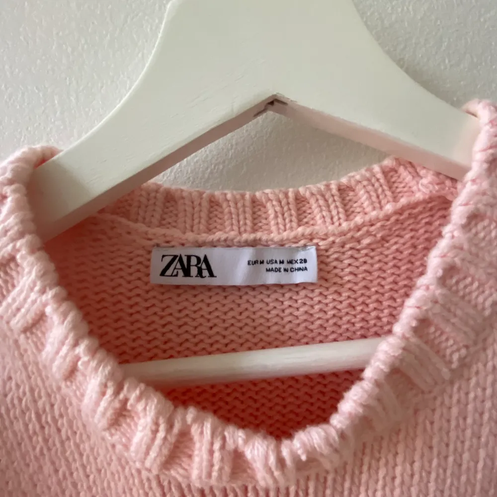 Supersöt väst från Zara i en fin rosa färg, storlek M men är ganska kort så den passar XS-S bäst💞. Stickat.