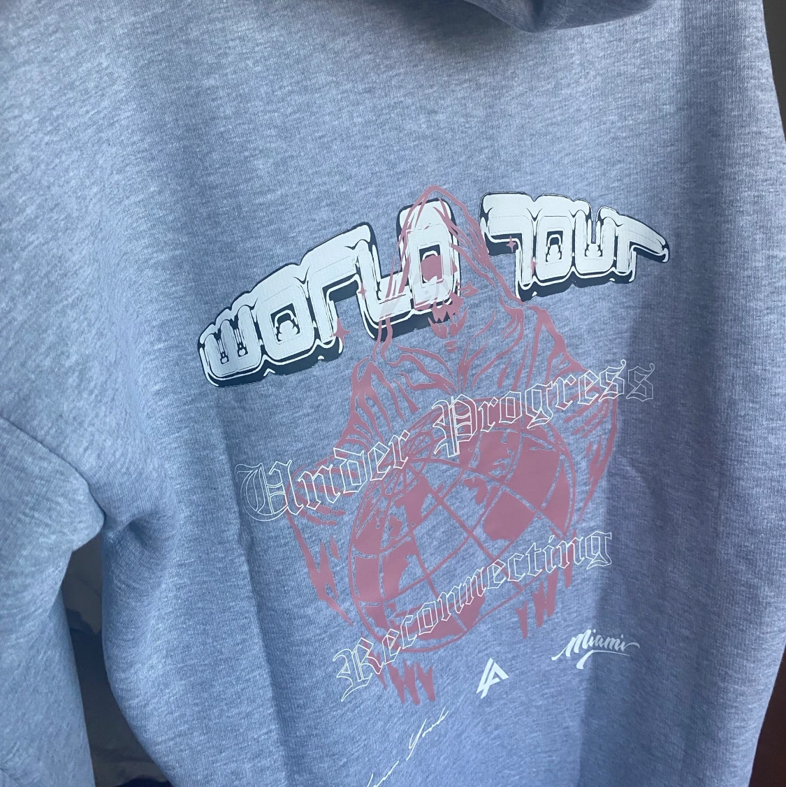 Hoodie med tryck på ryggen - 90
