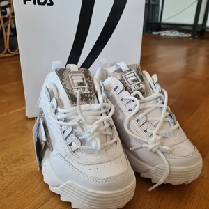 FILA skor 37.5  - Helt nya Fila-skor säljes. Aldrig använda, ormskinnsmönster. Storlek 37.5