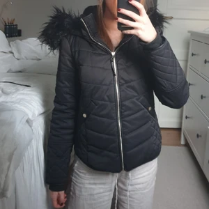 Vinterjacka Svart - Vinterjacka med pälsimitation.