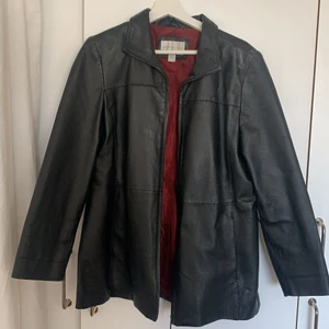 läderjacka  - assnygg läderjacka som tyvääär inte har fått den kärlek den förtjänar hemma hos mig. De står ingen storlek men den sitter ganska figurformat på mig som är M/174cm. Ena remmen har åkt av på sidan men kan lätt fixas! Den har också nån liten skada på vänstra axeln men inget man ser om man inte tittar väldigt noga. 