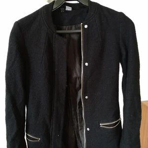 Svart höstkappa - Höstkappa från H&M, storlek 32. Jackan är väldigt stilren!