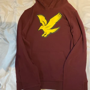 Lyle scott hoodie  - Säljer min vinröda Lyle scott hoodie. Då jag inte längre använder den. Om du är intresserad av att köpa den så kontakta mig🙂 OBS! Köparen står för frakten 