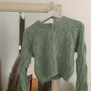 Grön stickad kofta  - Stickad kofta från zara. Helt oanvänd och därav i princip i helt nytt skick. Köparen står för frakten!🤍