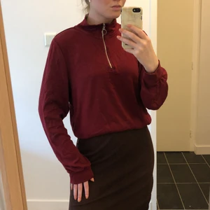 Tröja från BikBok - Stretchig och mysig tröja från BikBok i storlek S, true to size! Superfin mörkröd färg, i nyskick 🥰 Kommer tyvärr inte till användning hos mig så säljer den därför vidare! 