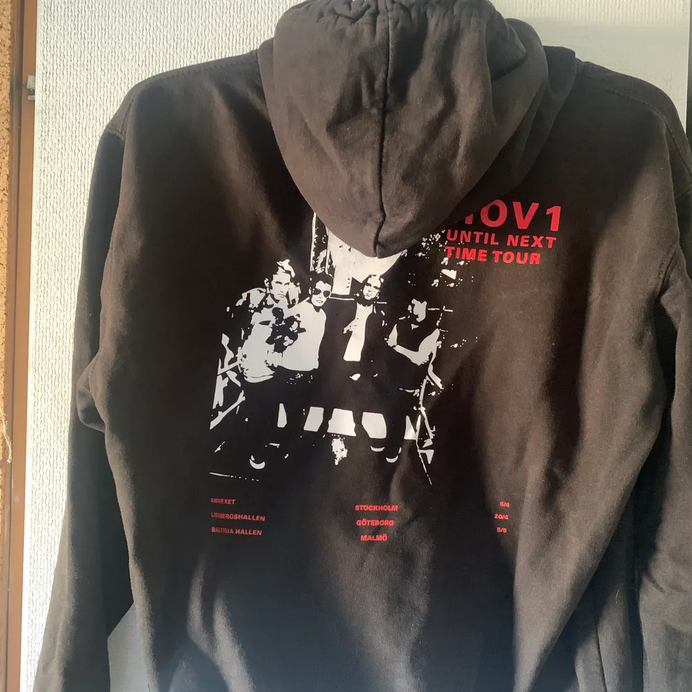 Säljer min hov1 hoodie från until next time tour då jag inte längre gillar hov1, köpt för 600 kr och bra kvalite! . Hoodies.