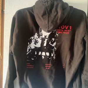 Säljer min hov1 hoodie från until next time tour då jag inte längre gillar hov1, köpt för 600 kr och bra kvalite! 