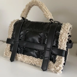 Handväska - Säljer denna jättefina handväska som jag köpte från Zara förra vintern, säljer pga att den tyvärr inte kommer till användning längre och bara tar plats:( sparsamt använd men i bra skick, ser ut som ny! Köpt för 500 och säljer för 200 + 30 frakt! Hör av vid intresse!💕