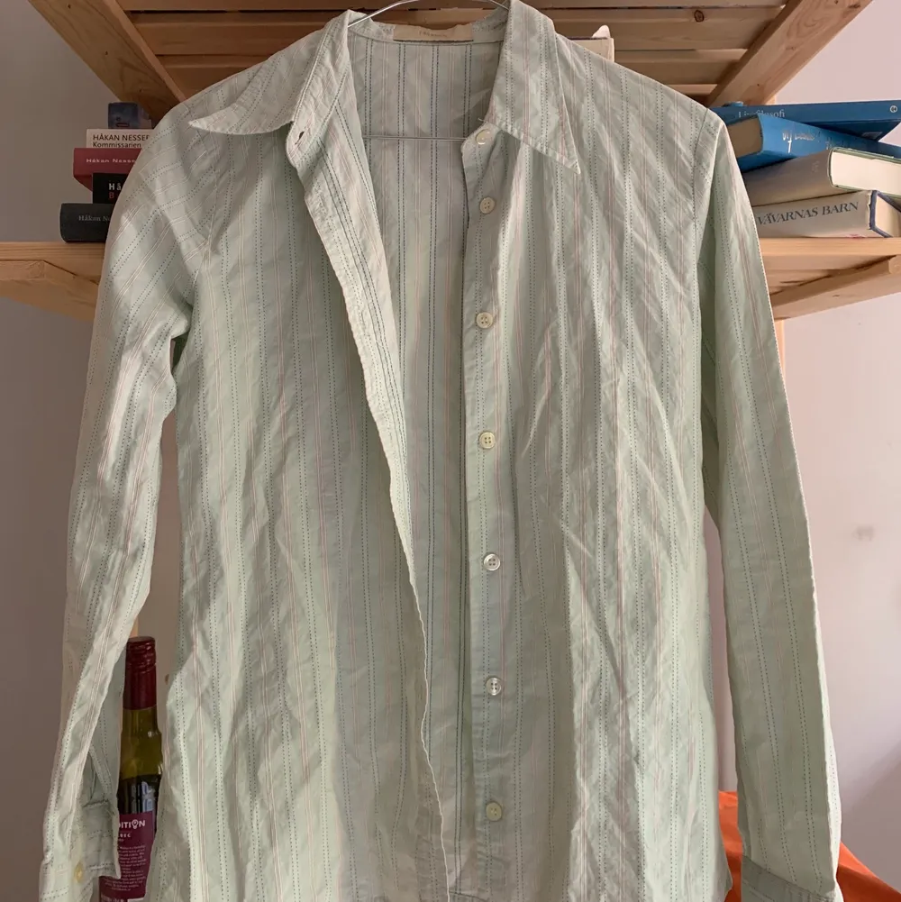 Mintgrön skjorta med smala ränder. Möts upp i Stockholm, annars tillkommer frakt på 45kr! . Skjortor.