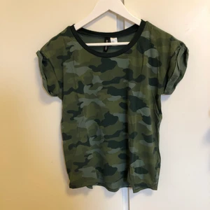 Armymönstrad T-shirt - T-shirt från H&M i storlek XS. Passar även S. Uppvikta ärmar. Samfraktar gärna.