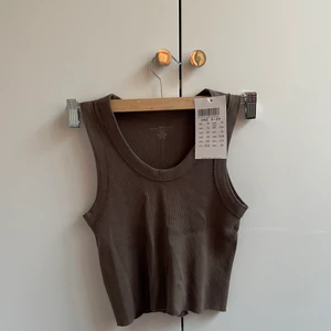 HELT OANVÄNT BRANDY MELLVILL LINNE - Säljer det här helt oanvända linnet i mörk brunt från B Brandy Melville! Så trendigt och så snyggt, speciellt nu till hösten ! OBS! Den bruna färgen framhäver inte så mycket i bilderna!