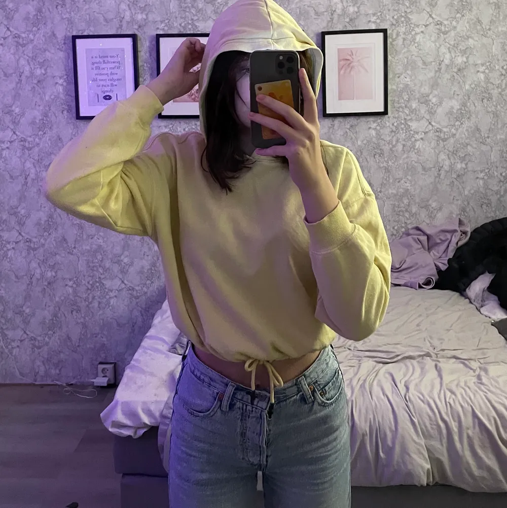 Säljer denna gula hoodie med resårband vid midjan, på sista bilden ser man hur ”stark” den gula färgen är i verkligheten❤️. Hoodies.