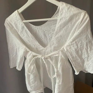 Vit blus  - Söt zara blus köpt för några år sen men använd vid ett tillfälle