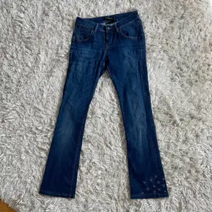 Skitsnygga lågmidjade flare jeans med broderade stjärnor 🌟 