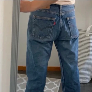 Levis Jeans - !Inte mina bilder! Skriv privat så kan jag skicka mer bilder om det behövs🤍köpta för 1099:- på nelly.com! Modell 501. Bra i längden för dom som är cirka 164-173 cm typ och sitter bra på en som vanligtvis har xs-s. Köp direkt för 650+frakt annars buda, budet höjds 50kr minst genom varje budning🤍 vid frågor hör av dig.
