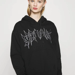 Svart weekday hoodie  - Säljer den här coola svarta hoodie från weekday-luvtröja. Säljer för att den inte kommer till användning längre. Den är i strl S men passar även som M.