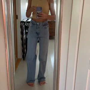 Zara jeans - Skit snygga zara jeans i den finaste blå färgen💙 Säljer då de är lite stora. Nyskick!💕
