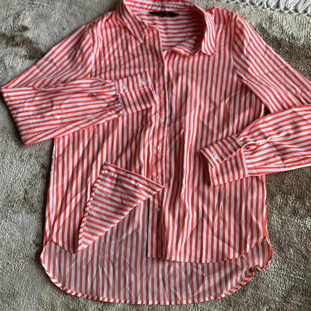 En röd vit randig skjorta från Vero Moda. Storlek M men blir självfallet endast mer overzized ifall du har mindre storlekar i vanliga fall. Frakt tillkommer eller så möts vi upp i sthlm. Skjortor.