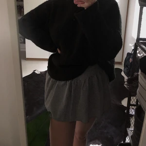 Kjol från ”& Other Stories” - Superfin kjol från “& other stories” i rutigt mönster, helt oanvänd och prislapparna sitter kvar. 🤍