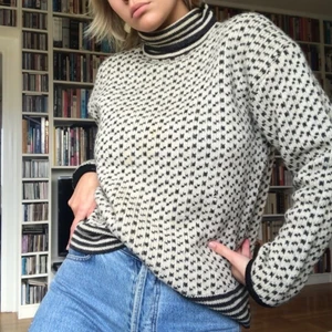 Så fin lusekofta! - Så fin lusekofta! 100% norsk ull så i fin kvalité och supervarm men kan upplevas som stickig!❤️ Har två bleka fläckar (3:e bilden) och en liten slitning i ena ärmslutet men i övrigt i fint secondhand-skick!☺️💓 Jag är en S/M som referens!