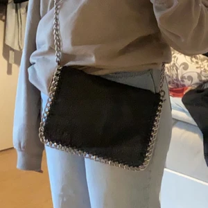 Väska - En superfin Stella McCartney liknande väska jag haft i ca 2 månader, den är sparsamt använd och rymmer mycket, den är smått rostig om olika delar men annars inga andra fel. (OBS kedjan går att ändra längd på)  Hojta vid frågor!💗