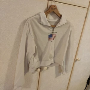 Tunn sweatshirt - Vit långärmad från zaful. Storlek S. Säljer då den inte kommer till användning, den är med andra ord i nyskick! 🥰