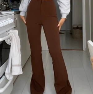 Bruna byxor - Säljer dessa super fina bruna byxor då dom ej kommer till användning! Storlek:34. Färgen stämmer bra överens med bilderna och relativt stretchiga i materialet! 💖