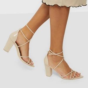 HELT NYA KLACKSKOR - Säljer dessa helt onanvönda klackskorna. Tyvärr är det en repa som man kan se på sista bilden, samt att det väldigt små defekter som absolut inte syns när man har på sig de. Skriv för fler bilder på de! Strl 38 men passar mig med 37,5 också. 