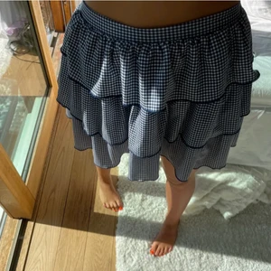 Vitblå rutig kjol-zara - Jag säljer denna trendiga kjol från zara. Slutsåld och använd ett fåtalgånger. Säljer för att den inte kommer till användning. Strl på kjolen är S. Skriv privat för fler bilder!😝(första bilden är lånad)