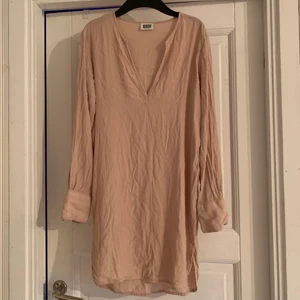 Rosa klänning  - Jättefin rosa sommarklänning från Weekdays (syns inte så bra i ljuset men riktigt fin rosa/beige färg). Perfekt till sommaren eller med en jacka över. Storlek xs men passar s. 🤍 skriv för bättre bilder 