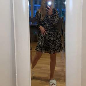 Leopardmönstrad klänning från Gina Tricot. Storlek 36.🥰