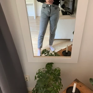 Mom Jeans 36 - Gråa snygga jeans från Gina, är för tajta på mig. 