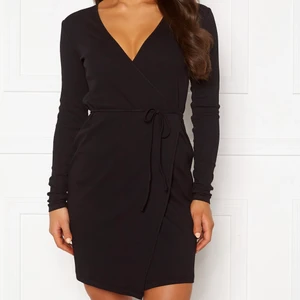 Samsoe Samsoe klänning  - Klänning från Samsoe Samsoe. Wrap dress. Storlek XS. Fint skick. 