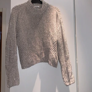 Jättefin vit tröja i strl S☺️✨ - Säljer nu min superfina pieces tröja med glitter på!!!😍Passar pefekt till nyår, den är i bra skick💕Säljer då den aldrig riktigt kommit till användning💘🥰