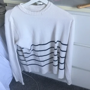 Peak performance  - Säljer min fina virkade randiga tröja. Den är från peak performance. Nyskick. En liten fläck som knappt syns! Strl L men passar mer som M/S/XS!