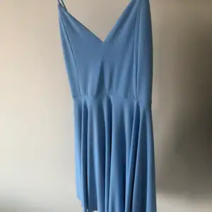 En blå super fin klänning med korsad rygg