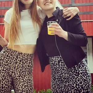 Leopard kjol  - Kan försöka få ner frakten på denna :) 😀 sliten kjol från hm storlek 42 :)